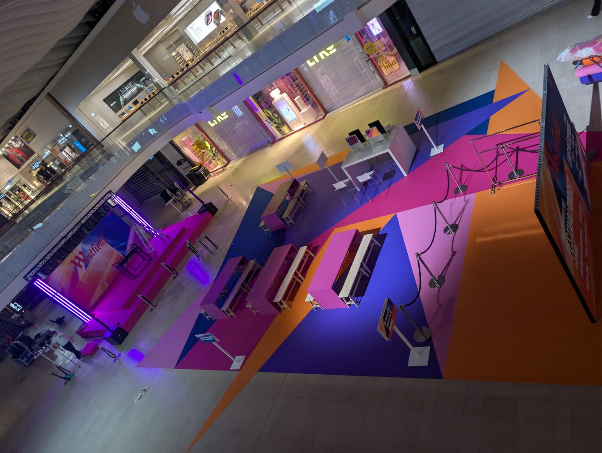 Färgglada nålfiltsmattor i en mässa-installation